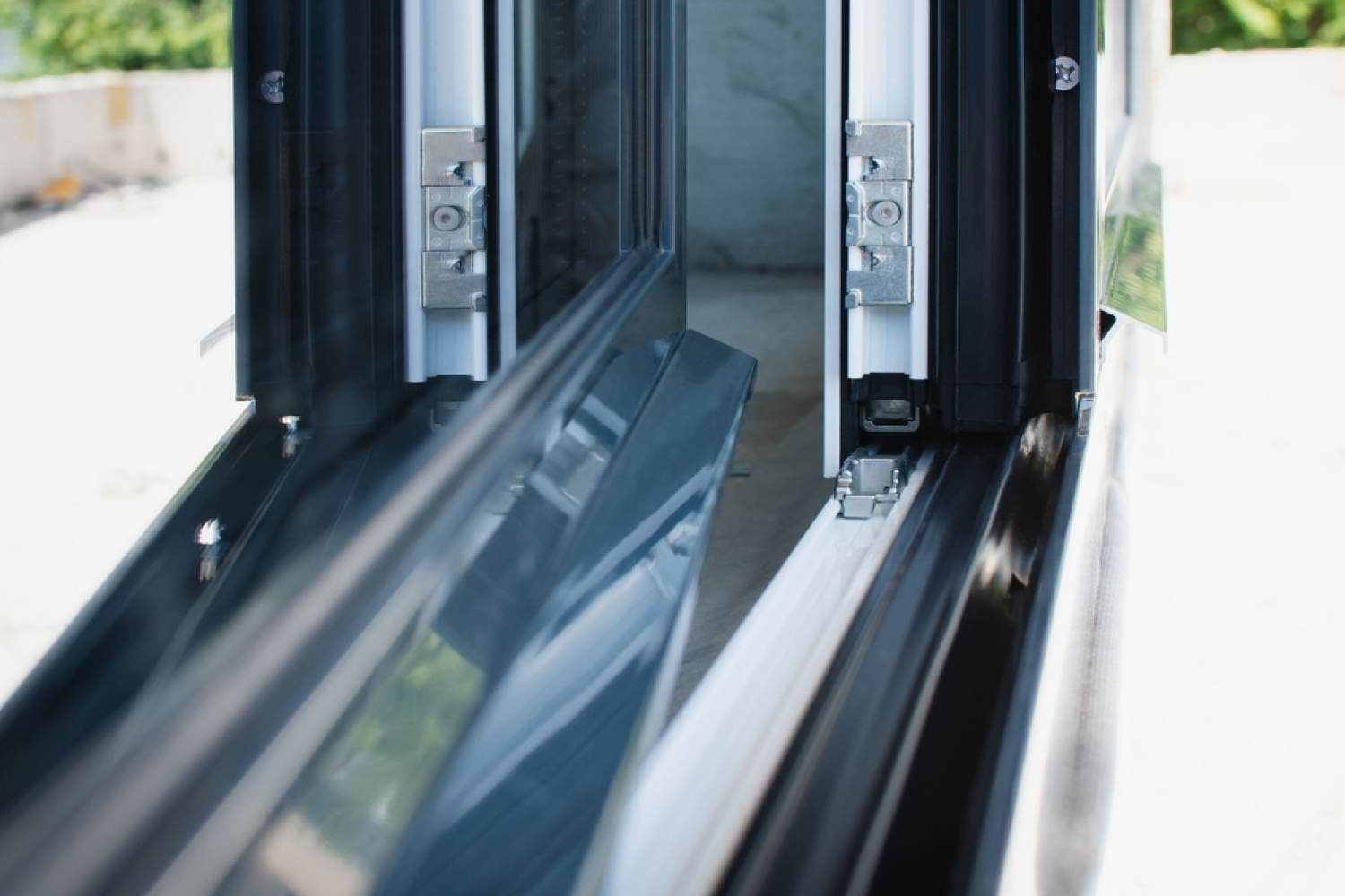 Close-up of an aluminum composite window featuring a sleek metal handle, showcasing modern design and craftsmanship